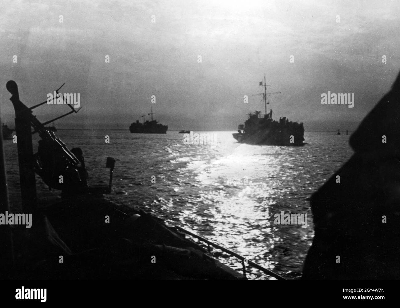 Le truppe tedesche si preparano sulla costa della Manica nell'estate e nell'autunno del 1940 per l'operazione Sea Lion, un'invasione pianificata della Gran Bretagna via mare che non è mai stata effettuata: Le navi tedesche arrivano sulla costa olandese. [traduzione automatizzata] Foto Stock