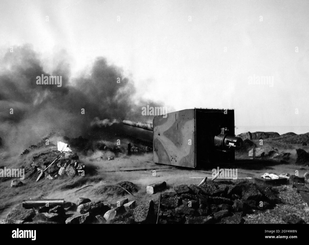 Le truppe tedesche si preparano sulla costa del canale nell'estate e nell'autunno del 1940 per l'operazione Sea Lion, una prevista invasione della Gran Bretagna via mare che non è mai stata effettuata: Pratica tedesca di artiglieria a lungo raggio in Francia. [traduzione automatizzata] Foto Stock