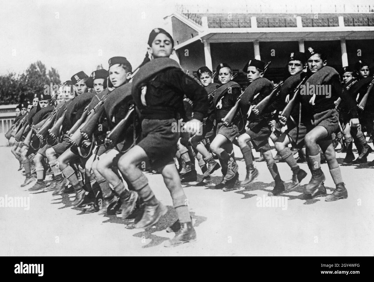 I membri dell'organizzazione fascista per la gioventù Opera Nazionale Balilla praticano la scalinata con fucili a spalla. La fotografia è stata scattata nel 1933. [traduzione automatizzata] Foto Stock