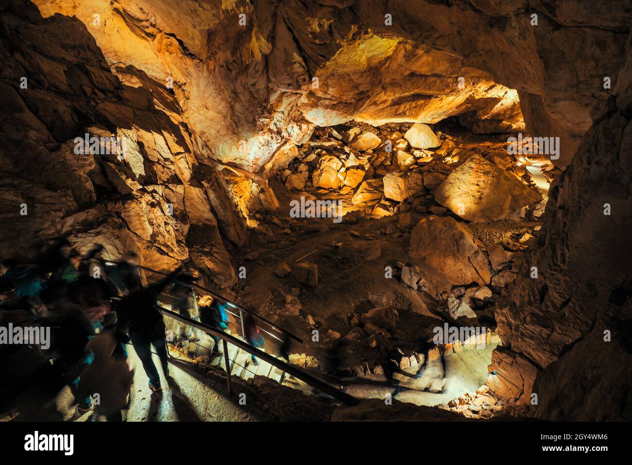 Sito di scavo e resti di una grotta preistorica presso il König-Artus-Dom all'interno del Dachstein Rieseneishöhle, una grotta di ghiaccio nelle Alpi austriache Foto Stock