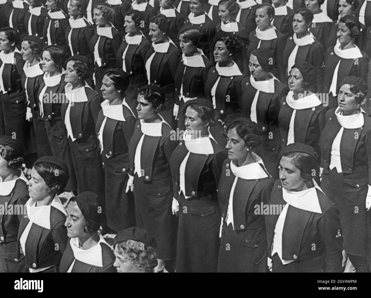 "Un gruppo di giovani donne appartenenti ai giovani fascisti, un'organizzazione fascista per le donne di età superiore ai 18 anni, si trova in linea. Sono studenti dell' Accademia fascista di Orvieto. Fotografia non scattata, probabilmente scattata intorno al 1935. [traduzione automatizzata]' Foto Stock