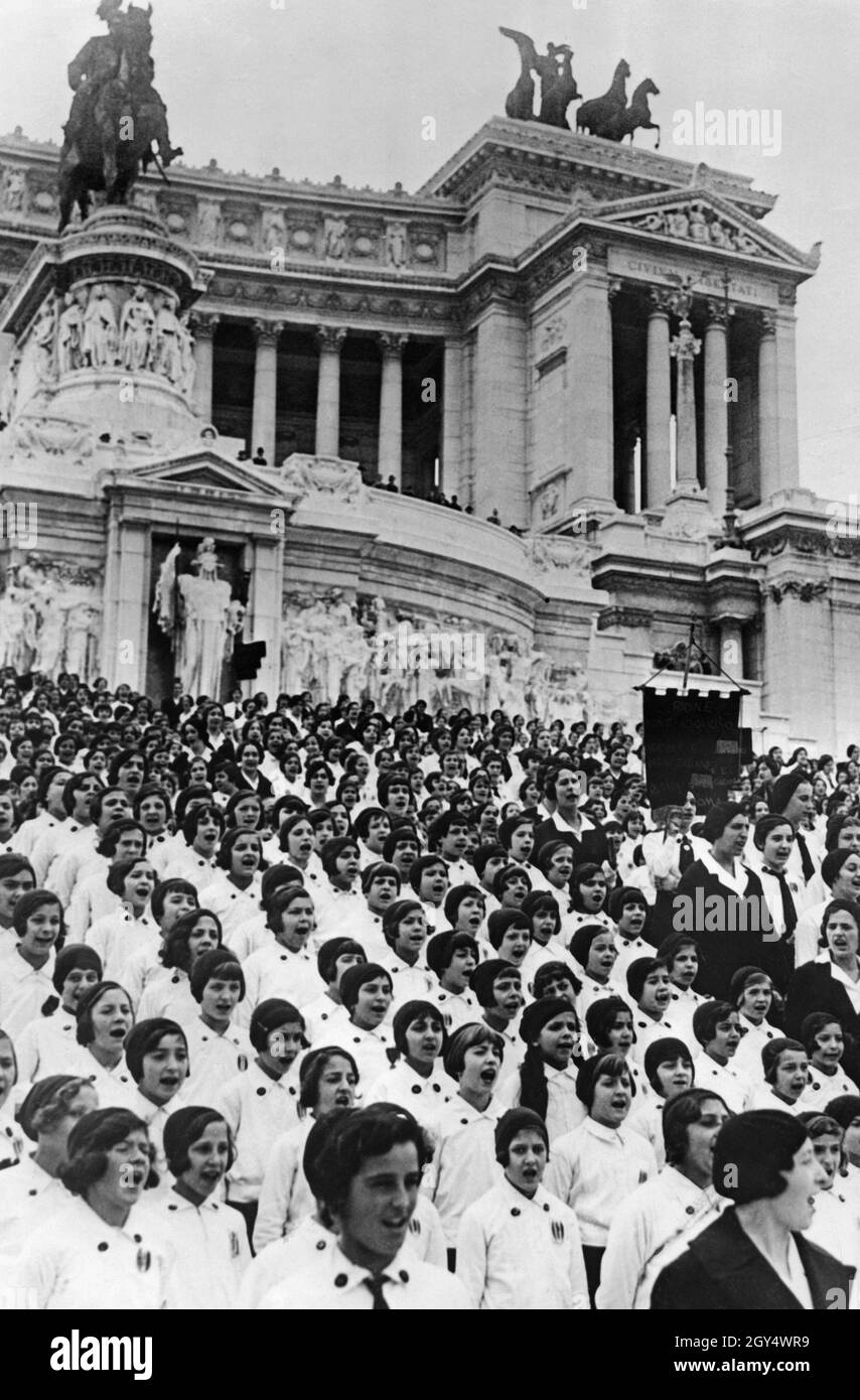 Sulle scale del Vittoriano a Roma nel 1933, numerosi cori di bambini si radunarono per cantare insieme. Le ragazze, di età compresa tra gli 8 e i 13 anni, facevano parte della ''piccole italiane'' dell'organizzazione giovanile fascista Opera Nazionale Balilla. [traduzione automatizzata]' Foto Stock