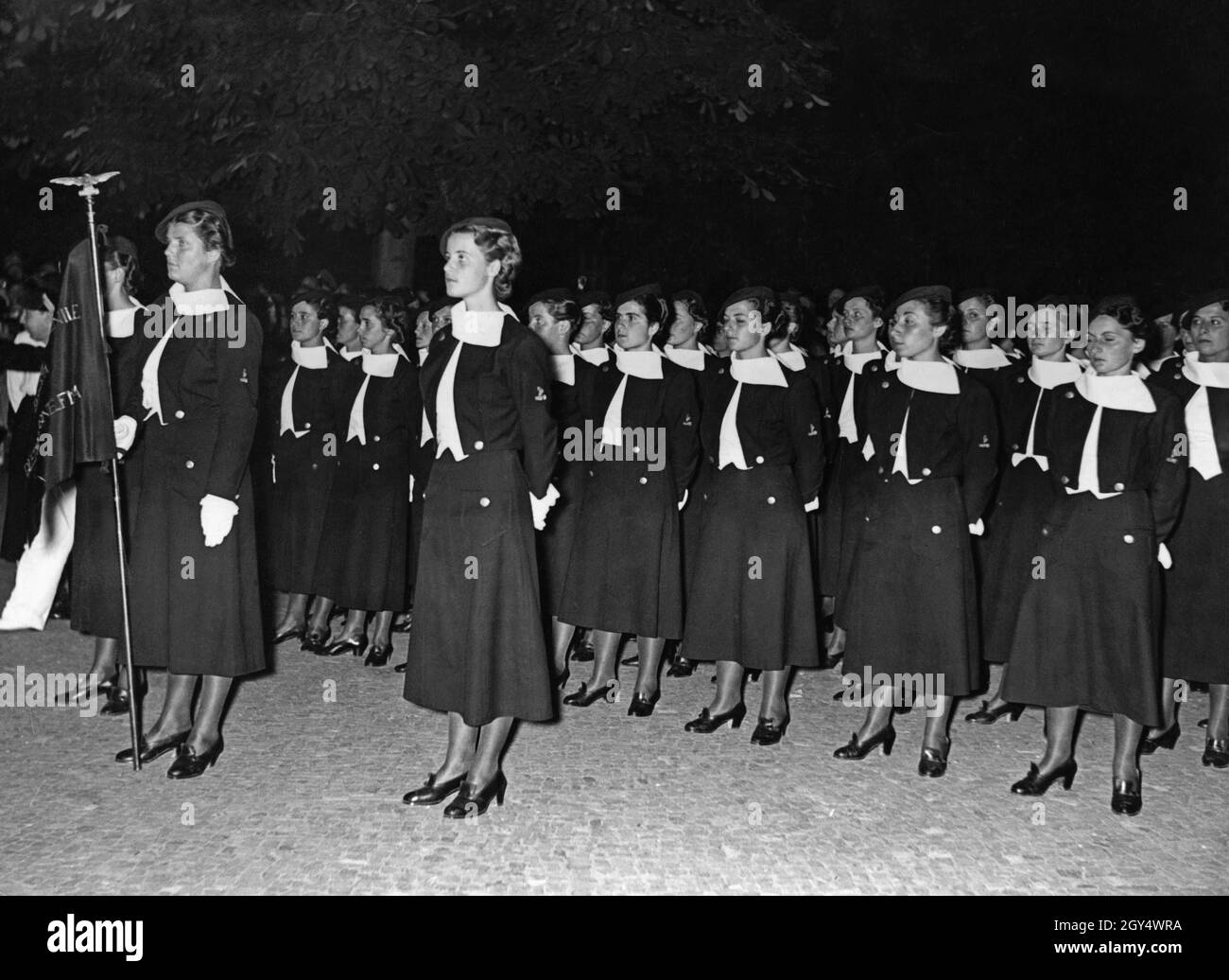 "Domenica 13 giugno 1937, 1200 membri dell'Opera Nazionale Balilla arrivarono all'Anhalter Bahnhof di Berlino. Tra di loro c'erano anche studenti femminili appartenenti alla sottoorganizzazione fascista della ''giovani fasciste''. La foto mostra le giovani donne la sera del loro arrivo durante la posa di una corona al memoriale (oggi Neue Wache) Unter den Linden a Berlino-Mitte. [traduzione automatizzata]' Foto Stock