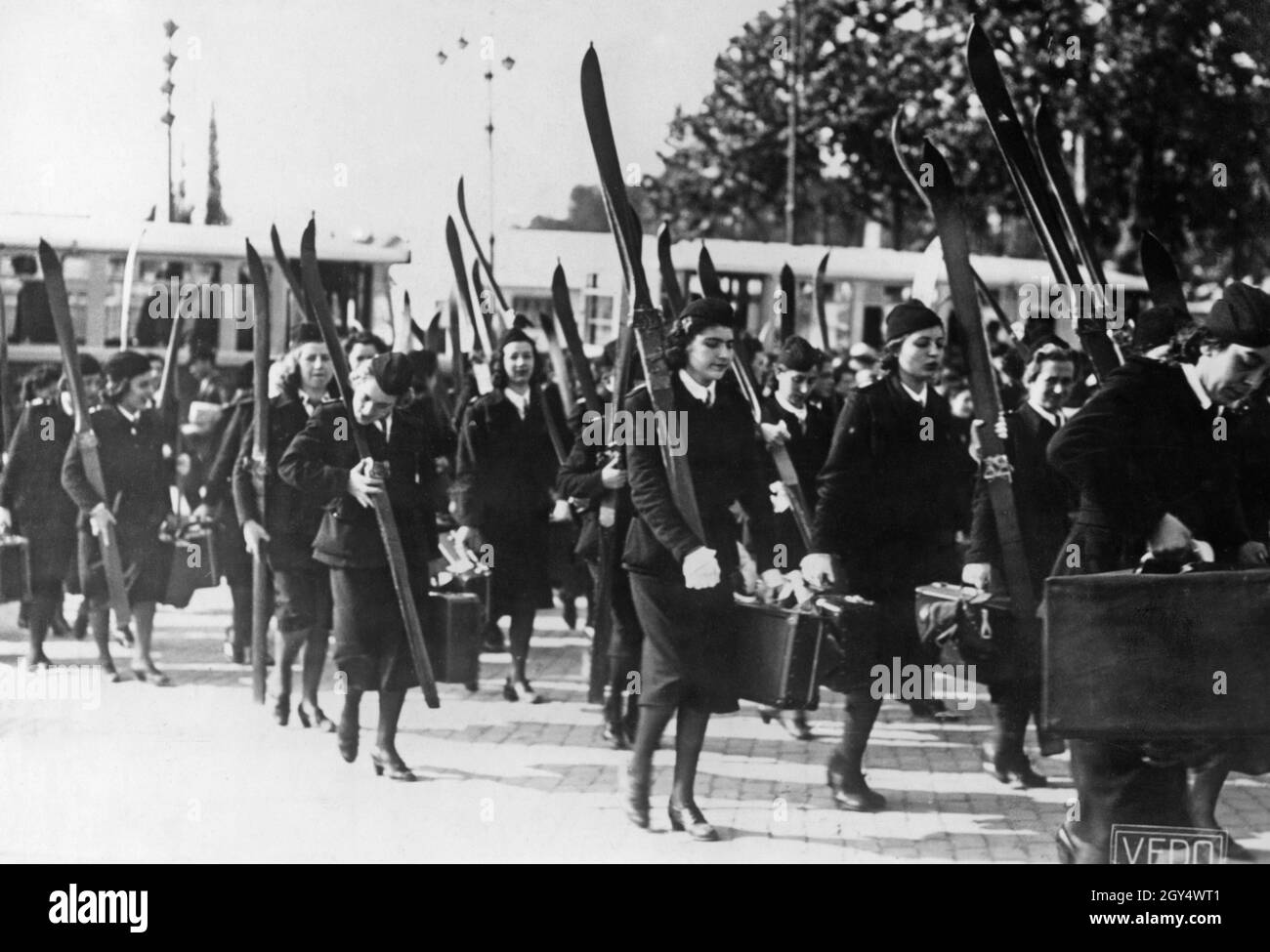 A Roma, il 26 o il 27 maggio 1939, davanti a Benito Mussolini si è svolta una grande sfilata con decine di migliaia di partecipanti provenienti da organizzazioni femminili fasciste di tutte le regioni italiane. L'immagine mostra un gruppo di giovani donne appartenenti ad una sezione sciistica di un'organizzazione fascista femminile. [traduzione automatizzata] Foto Stock