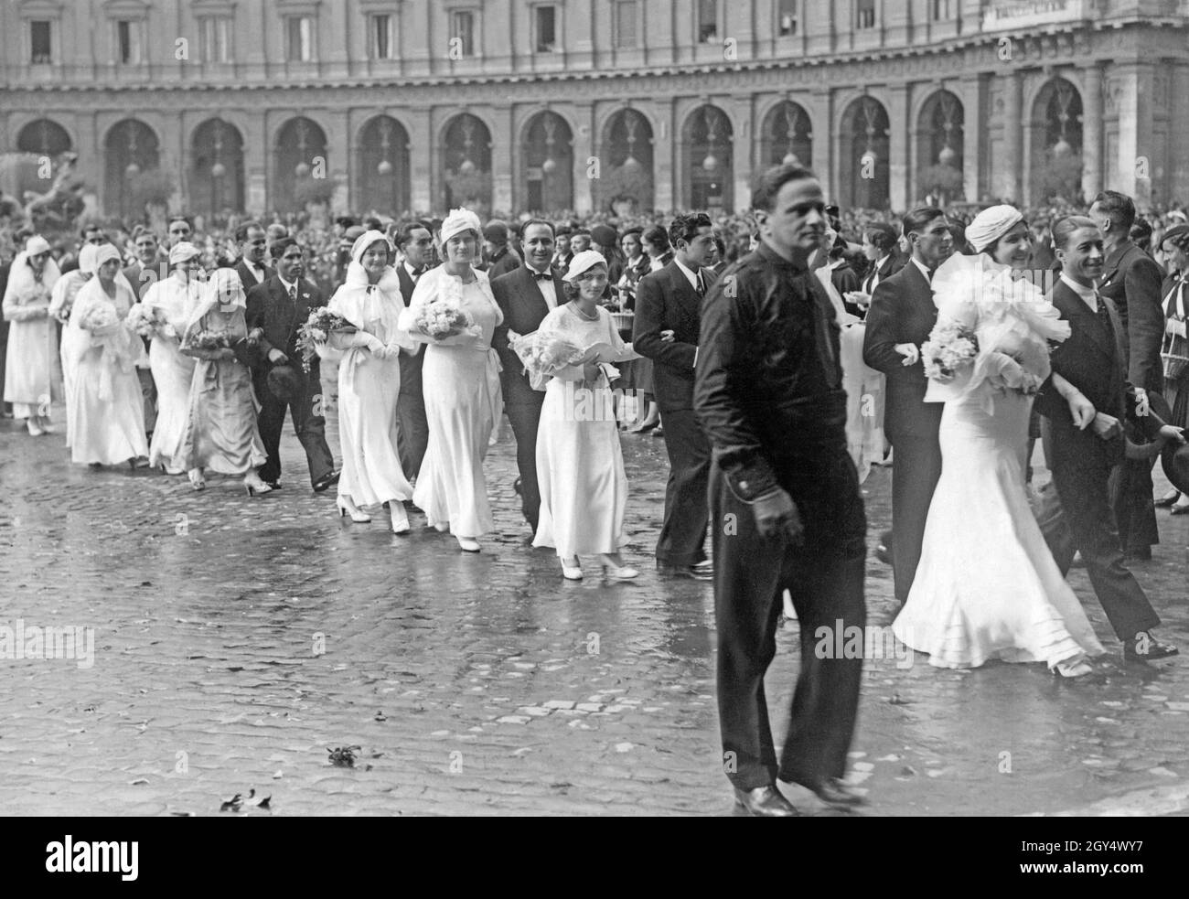 Il 30 ottobre 1933, 2600 sposi e sposi si sposarono insieme in un grande  evento fascista italiano a Roma. Nella foto, le coppie stanno camminando  attraverso Piazza dell'Esedra (oggi Piazza della Repubblica)