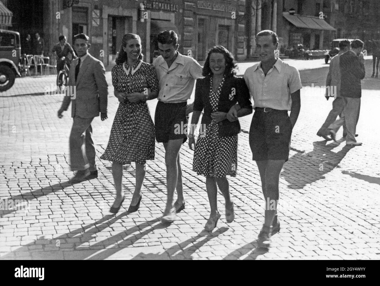 Nel 1940 fu data una nuova moda ai giovani italiani: Non si indossavano più abiti non essenziali come le cravatte. Si indossavano solo calzini corti e i ragazzi indossavano pantaloncini, come si vede nella foto, che probabilmente è stata presa a Roma. Questo era quello di salvare i tessili per l'economia di guerra. [traduzione automatizzata] Foto Stock