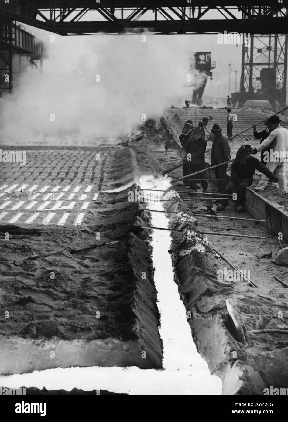 Impianto di altoforno a Gelsenkirchen: La massa liquida di ferro viene alimentata in muffe. [traduzione automatizzata] Foto Stock