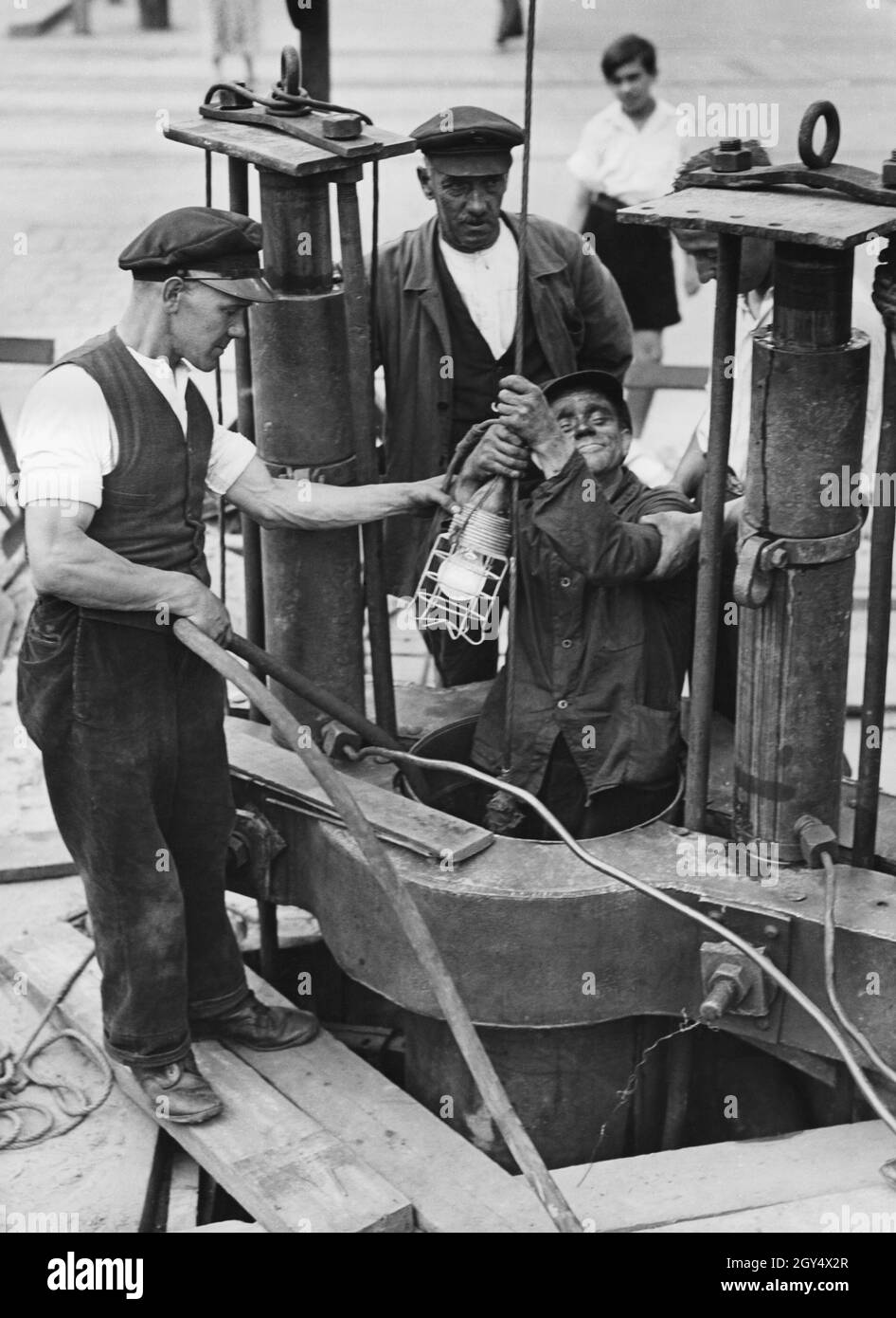 Gli scavatori ben posano tubi per drenare le acque sotterranee durante i lavori di costruzione della S-Bahn su Potsdamer Platz. [traduzione automatizzata] Foto Stock