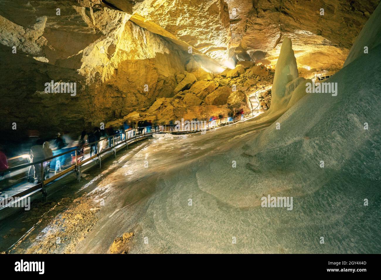 Enormi formazioni di ghiaccio e un alto pinnacolo ghiacciato all'interno del Parzivaldom presso il Dachstein Rieseneishöhle, una gigantesca grotta di ghiaccio nelle Alpi austriache Foto Stock