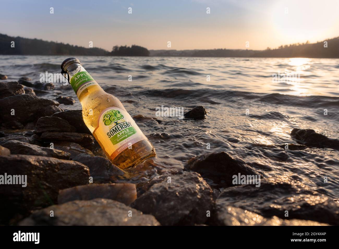 TOMAR/PORTOGALLO - 10AUG2021- bottiglia di sidro con tramonto inserito nelle pietre del fiume. Foto Stock