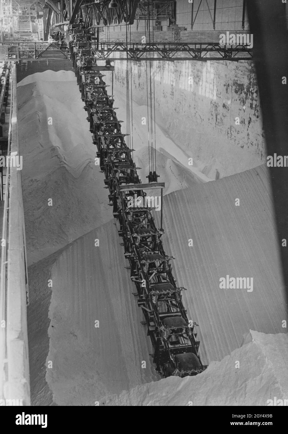 Stabilimento di ammoniaca Merseburg GmbH di Leuna-Werke. Un escavatore estrae il sale di nitrato di calcio dal silo. [traduzione automatizzata] Foto Stock