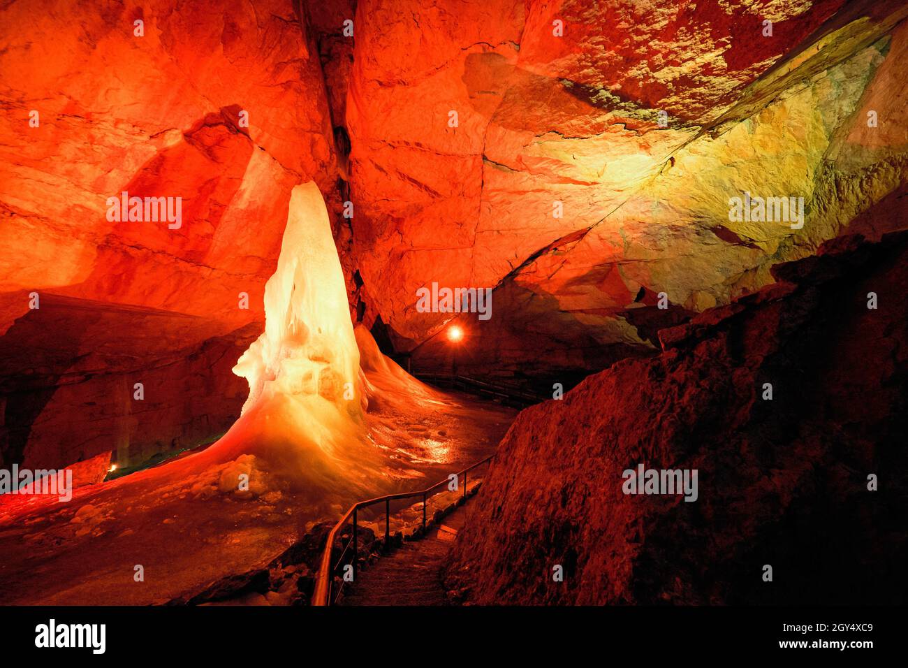 Spettacolo di luci sulle formazioni di ghiaccio e su un alto pinnacolo ghiacciato all'interno del Parzivaldom presso il Dachstein Rieseneishöhle, una gigantesca grotta di ghiaccio nelle Alpi austriache Foto Stock