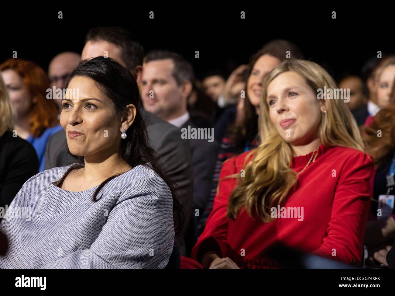 Il segretario di casa, Priti Patel, ascolta il primo ministro, il discorso di Boris Johnson come sua moglie, anche Carrie Johnson ascolta. Foto Stock