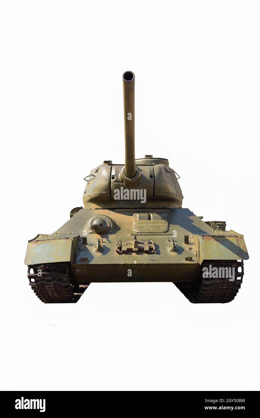 Un carro armato sovietico T-34 si erge di fronte al sole luminoso su uno sfondo bianco pulito con clipping. Fotografato dalla parte anteriore Foto Stock