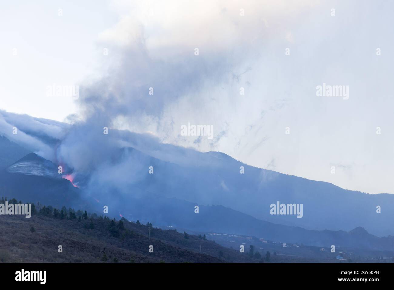 2021 Cumbre Vieja eruzione vulcanica (vista al mattino da lontano) sull'isola di la Palma, una delle Isole Canarie, governata dalla Spagna. Foto Stock