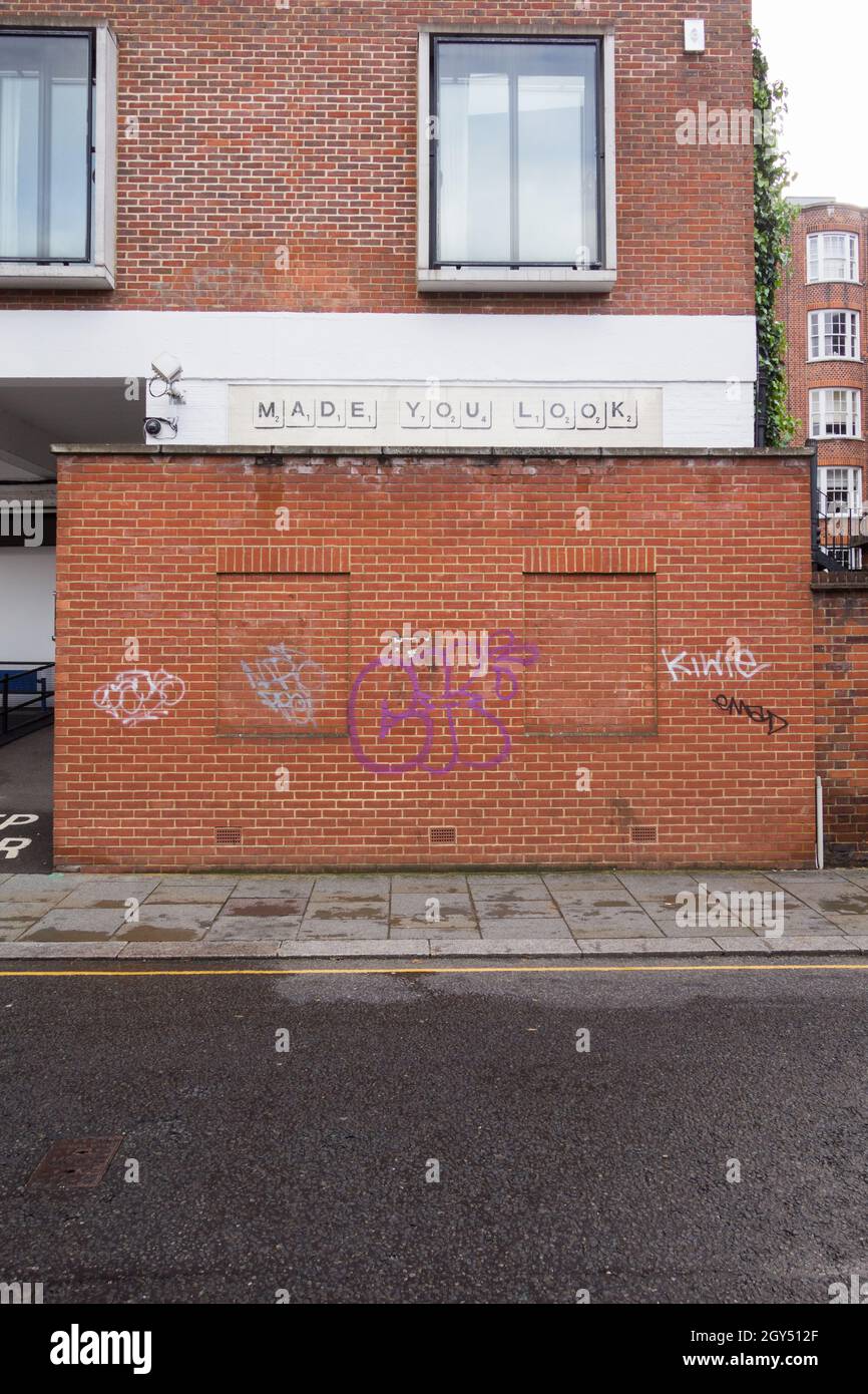 Fatto sguardo da Banksy su Portobello Road, Londra, Inghilterra, Regno Unito Foto Stock