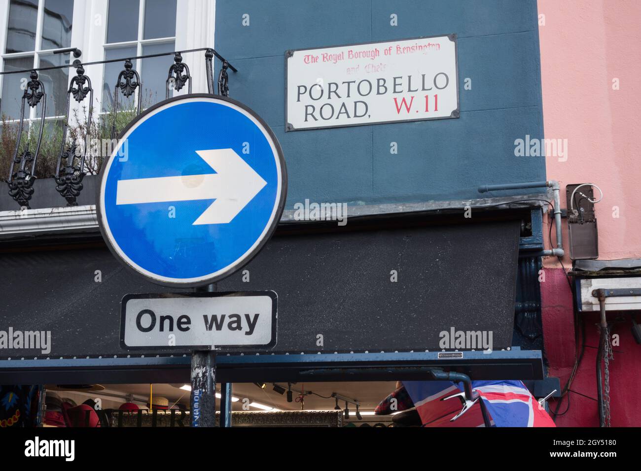 Primo piano del cartello stradale Portobello Road, Royal Borough of Kensington and Chelsea, Londra, Inghilterra, Regno Unito Foto Stock