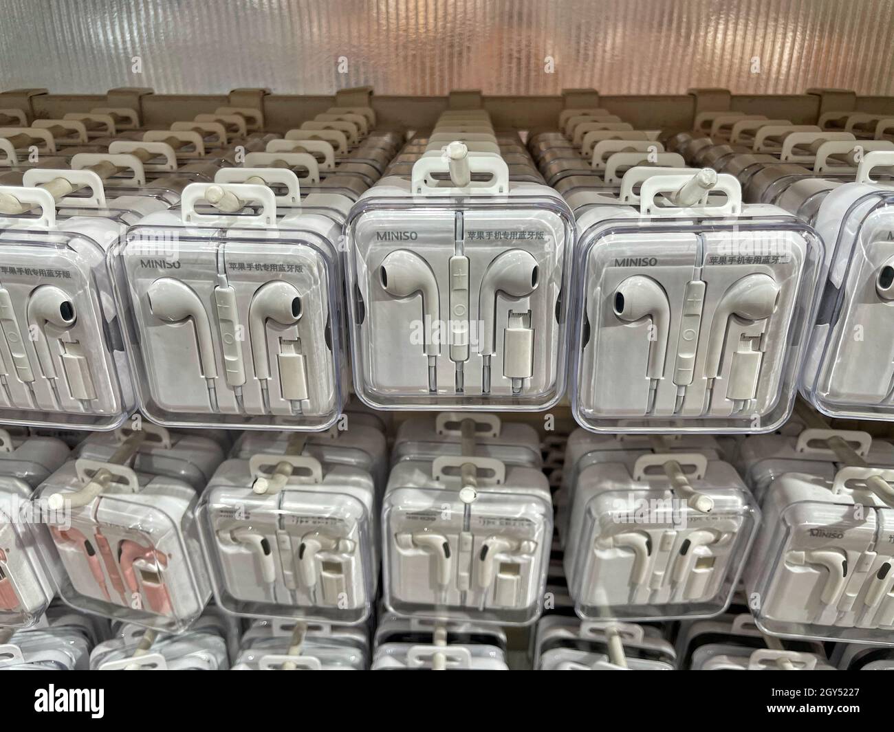 Auricolare nel negozio, Chengdu Cina. 7 Ott .2021 Foto Stock