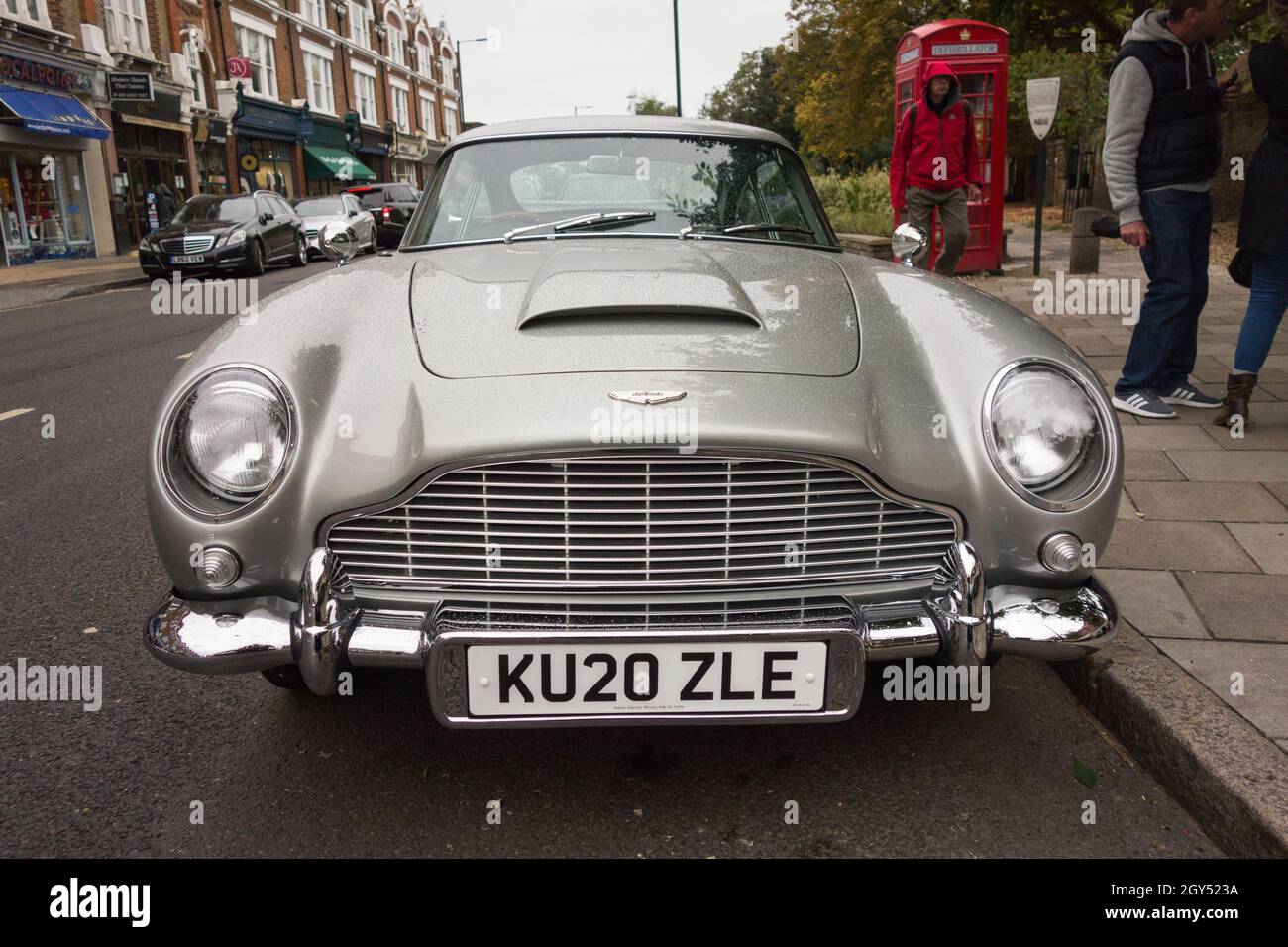 La griglia frontale e la targa dell'Aston Martin DB5 di James Bond parcheggiò fuori dagli Olympic Studios a Barnes, SW London, Inghilterra, Regno Unito Foto Stock
