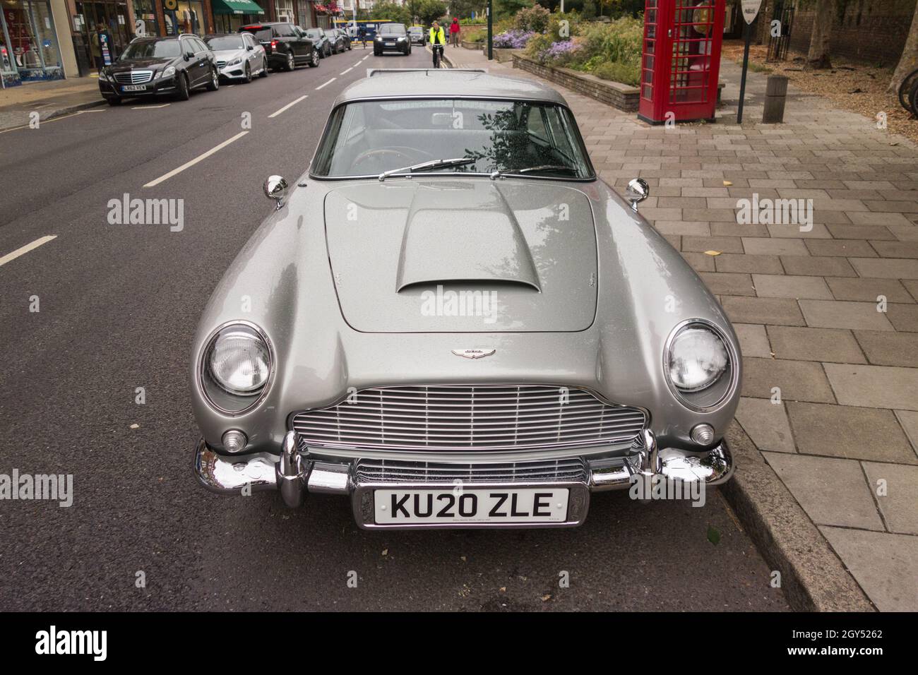 L'Aston Martin DB5 di James Bond parcheggiò fuori dagli Olympic Studios a Barnes, nel sud-ovest di Londra, Inghilterra, Regno Unito Foto Stock