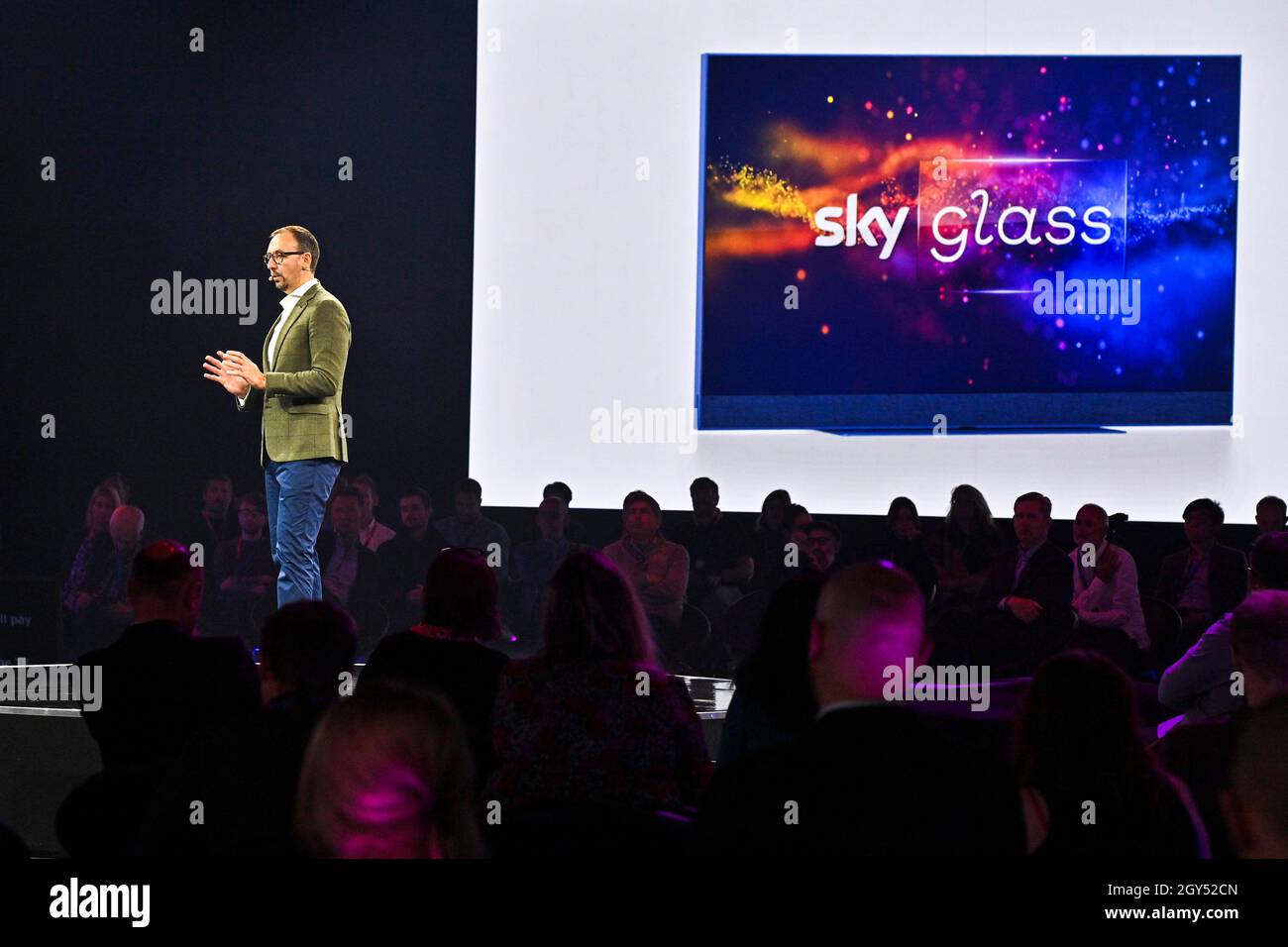 SOLO PER USO EDITORIALE EVP e CEO UK & Europe, Stephen Van Rooyen parla a Londra al lancio ufficiale di Sky Glass, la nuova televisione in streaming di Sky con i suoi servizi integrati, disponibile per l'acquisto nel Regno Unito da lunedì 18 ottobre. Data foto: Giovedì 6 ottobre 2021. Foto Stock