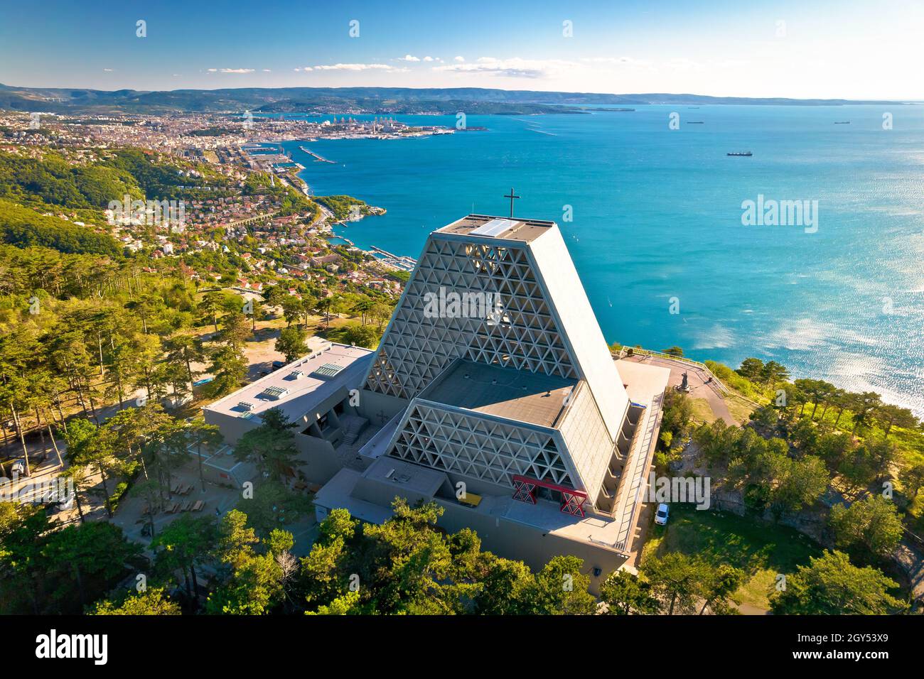 Il Tempio di Monte Grisa sul monte dell'altopiano carsico sopra la veduta aerea di Trieste, regione Friuli Venezia Giulia d'Italia Foto Stock