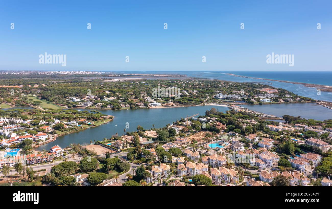 Panoramica aerea delle ville di lusso situate intorno a Quinta do Lago, Algarve, Portogallo, Europa. Fuco nella zona verde. Foto Stock