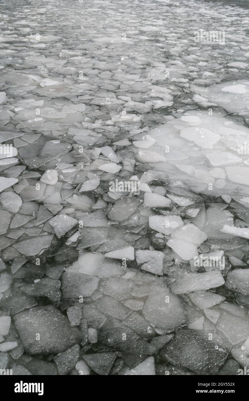 Lago coperto di ghiaccio rotto Foto Stock