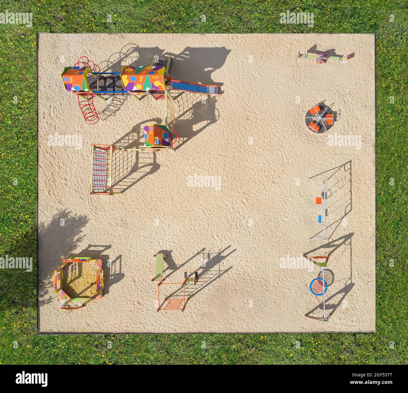 Moderno parco giochi con sabbia, scivolo e altalena per bambini, vista aerea Foto Stock