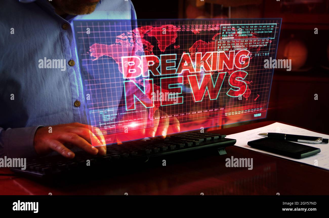 Ultime notizie sullo schermo del computer. Broadcast, live media, informazioni sui titoli e comunicazione astratta concetto 3d con effetto di glitch. Uomo che digita il tasto Foto Stock