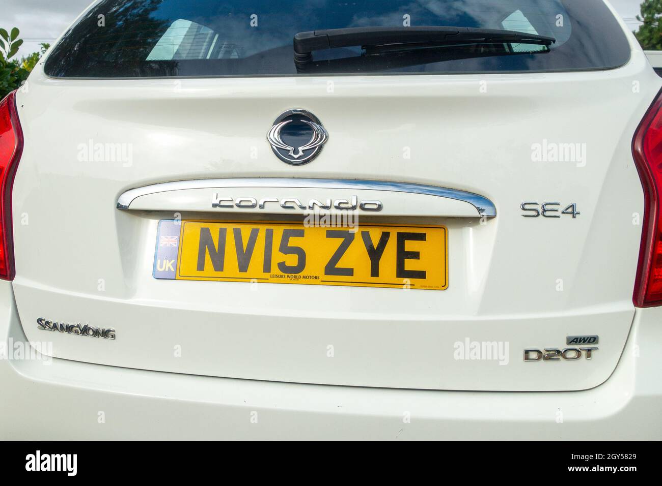 Gli automobilisti britannici che viaggiano fuori dal Regno Unito devono ora rimuovere gli adesivi GB di vecchio stile o coprirli. Invece, dovrebbero mostrare un adesivo britannico. Foto Stock