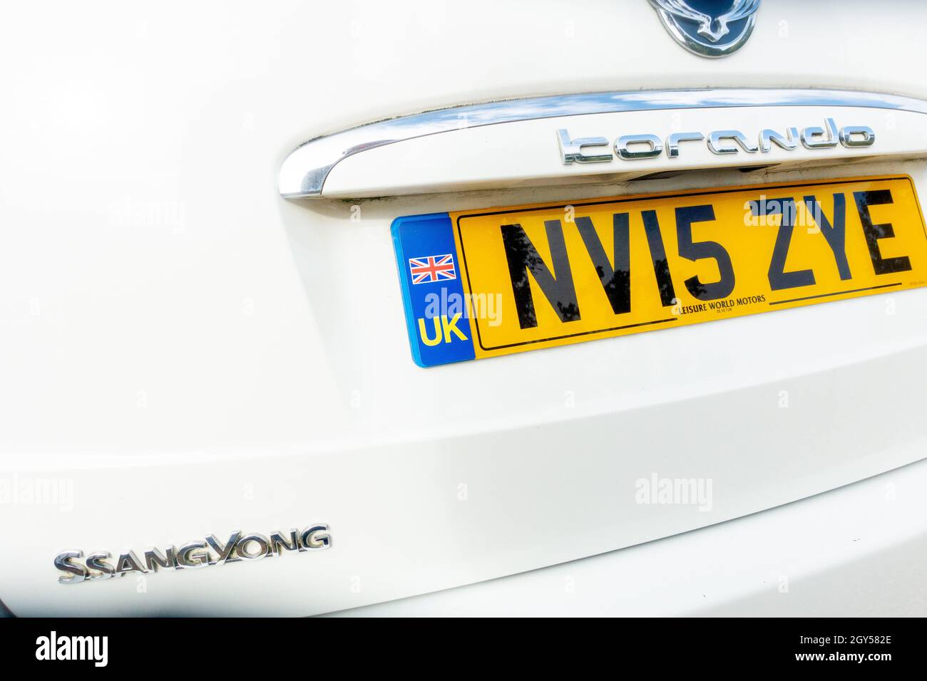 Gli automobilisti britannici che viaggiano fuori dal Regno Unito devono ora rimuovere gli adesivi GB di vecchio stile o coprirli. Invece, dovrebbero mostrare un adesivo britannico. Foto Stock