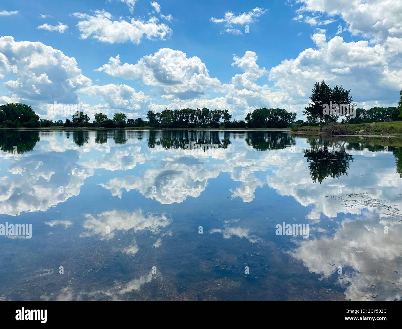 Reflejo en el lago del parque Isola mormon en Nebraska Foto Stock