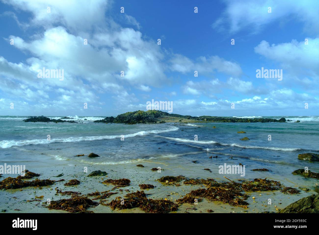 La marea di ritirata alla spiaggia di Rhosneigr su Anglesey, Galles del Nord, Regno Unito Foto Stock