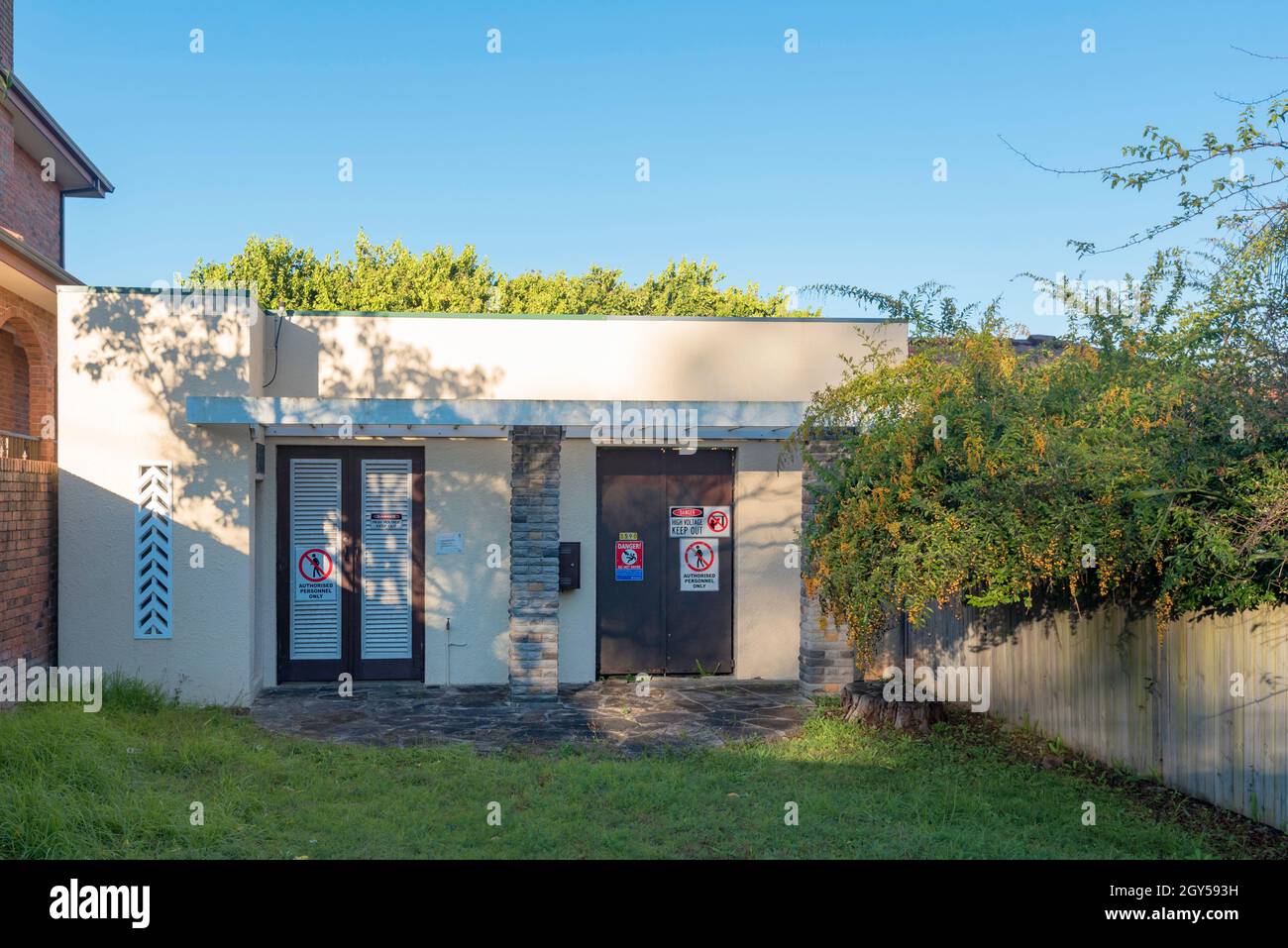 Una sottostazione elettrica suburbana con semplici caratteristiche art deco, situata nel sobborgo di Killara a Sydney e progettata per sembrare una piccola casa Foto Stock