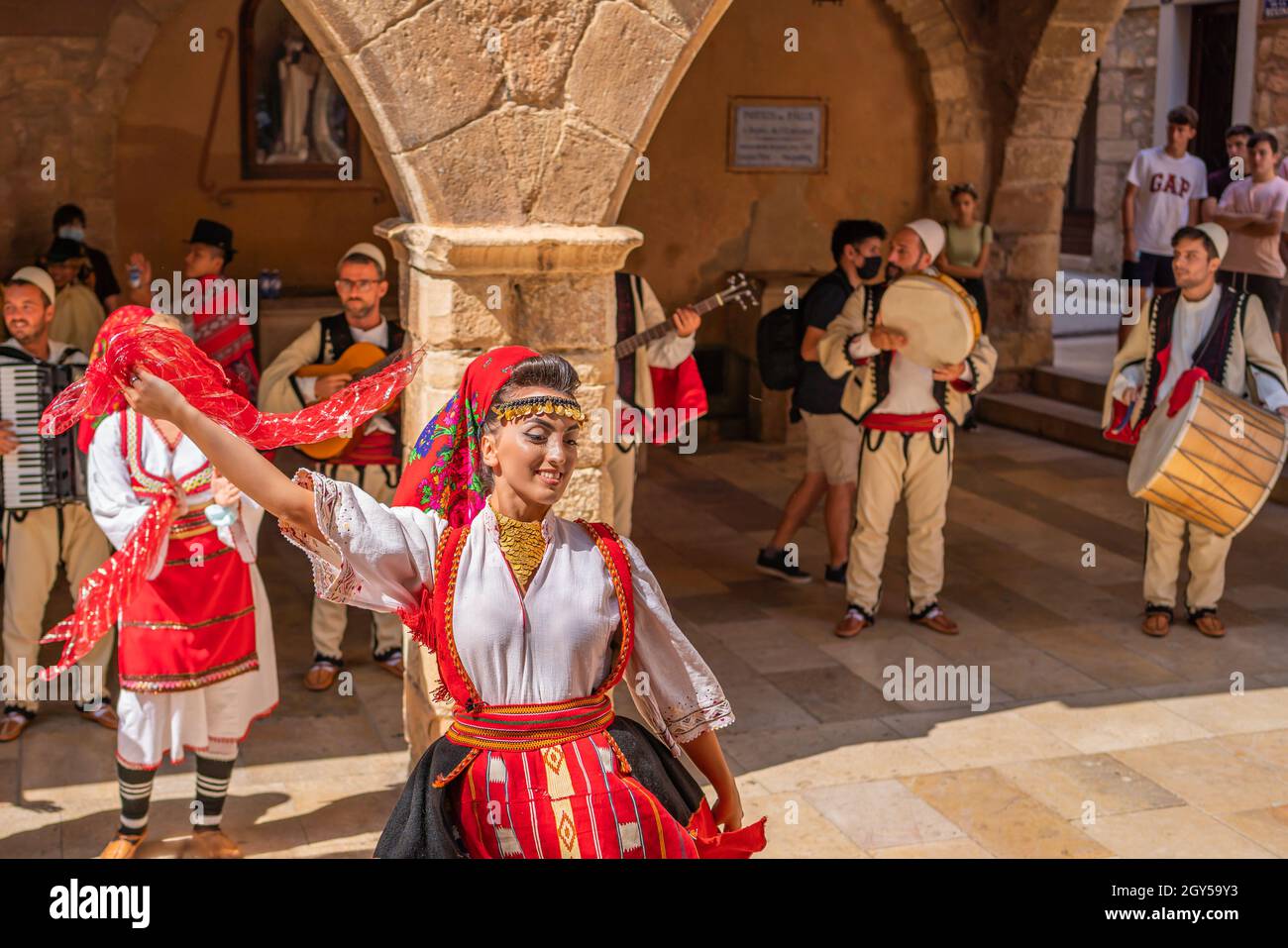 Danza popolare dalla Macedonia in un festival folk di strada a Montblanc, Festival Mayor Foto Stock