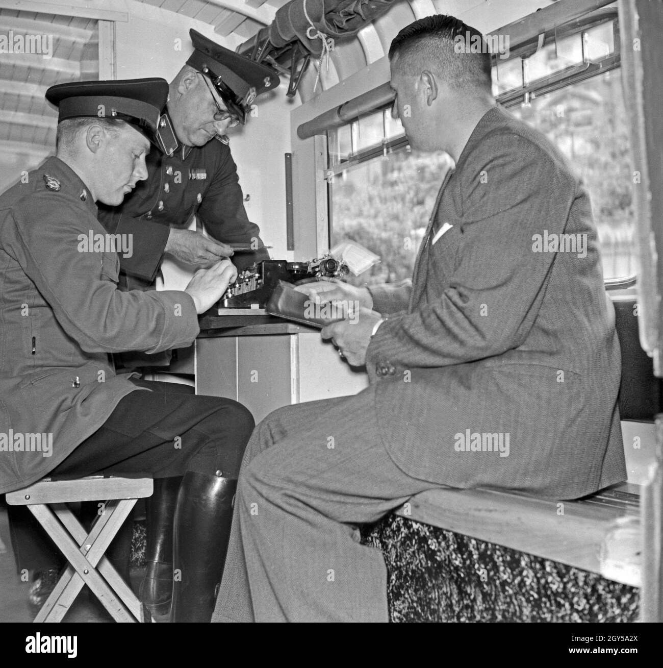 Aufnahme der Personalien eines Fahrers angetrunkenen durch Polizeibeamte, Deutschland 1930er Jahre. Poliziotti di controllo dati personali di d drunken driver, Germania 1930s. Foto Stock