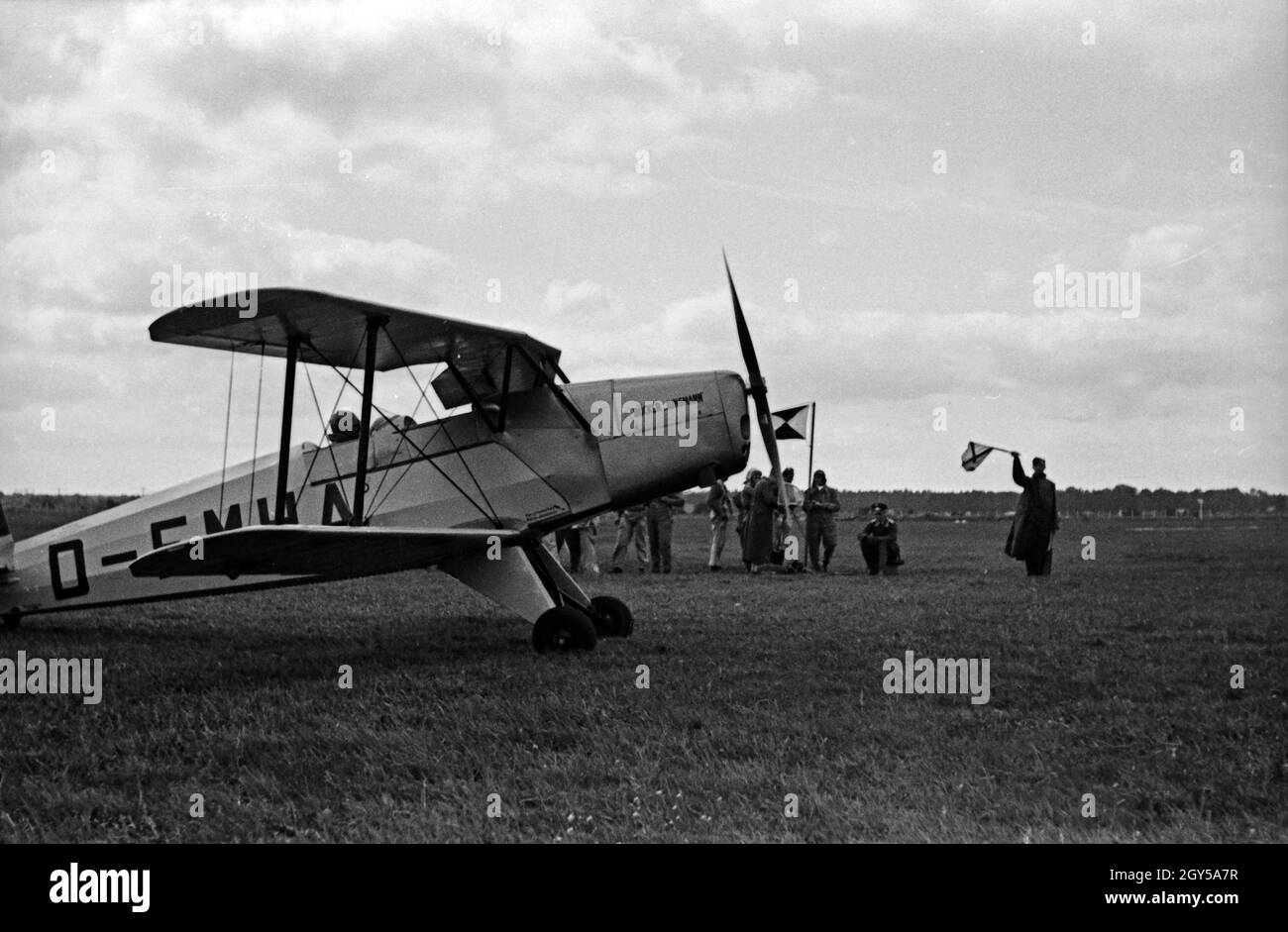 Avviare mit dem Ausbildungsflugzeug Bücker Bü 131 Jungmann der Flieger Ausbildungsstelle Schönwalde im Havelland, Deutschland 1930er Jahre. Iniziando con il piano di formazione di reclute della Flieger Ausbildungsstelle Schoenwalde, Buecker Bue 131, Germania 1930s. Foto Stock