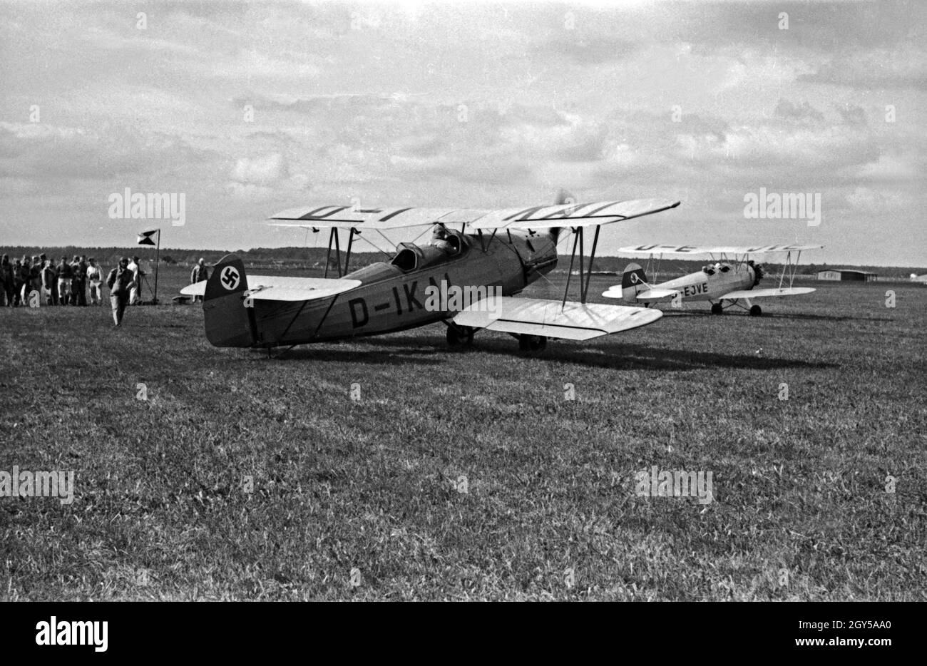 Zwei Maschinen des Ausbildungsflugzeugs Bücker Bü 131 Jungmann der Flieger Ausbildungsstelle Schönwalde im Havelland, Deutschland 1930er Jahre. Due piani di formazione di reclute della Flieger Ausbildungsstelle Schoenwalde, Buecker Bue 131, Germania 1930s. Foto Stock