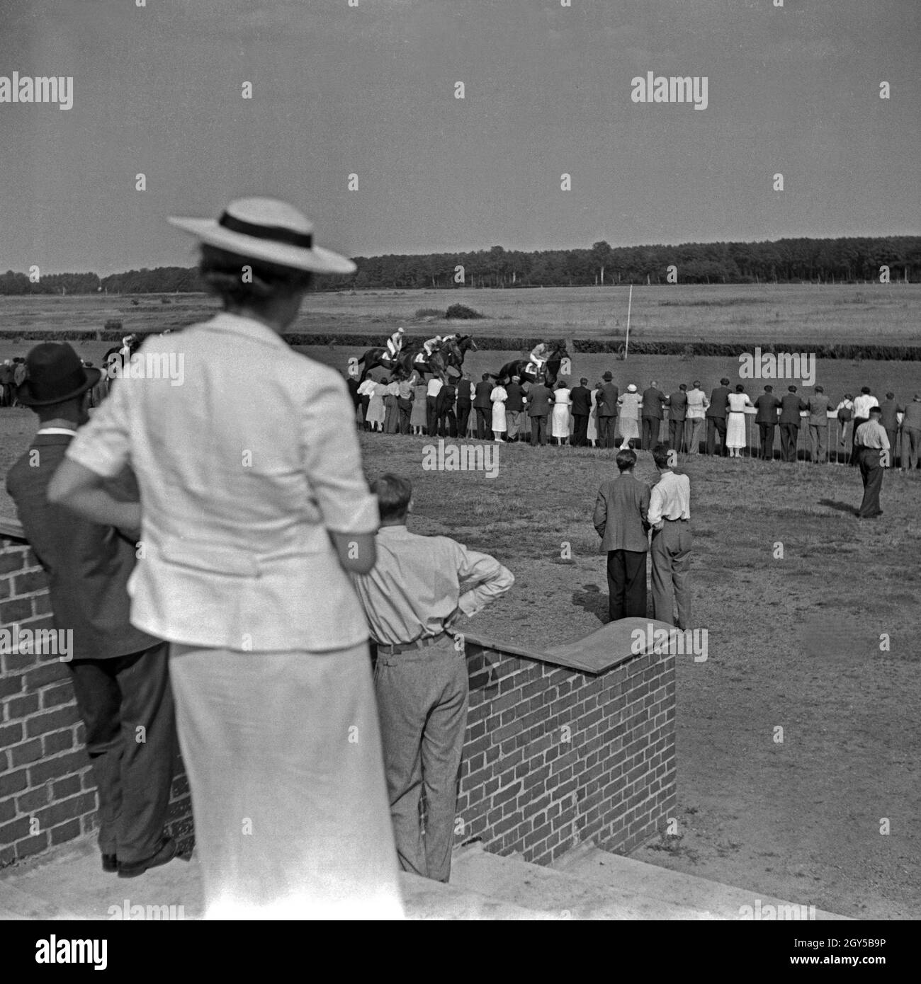 Auf der Pferderennbahn in Berlin Mariendorf, Deutschland 1930er Jahre. All'ippodromo in Berlin Mariendorf, Germania 1930s. Foto Stock
