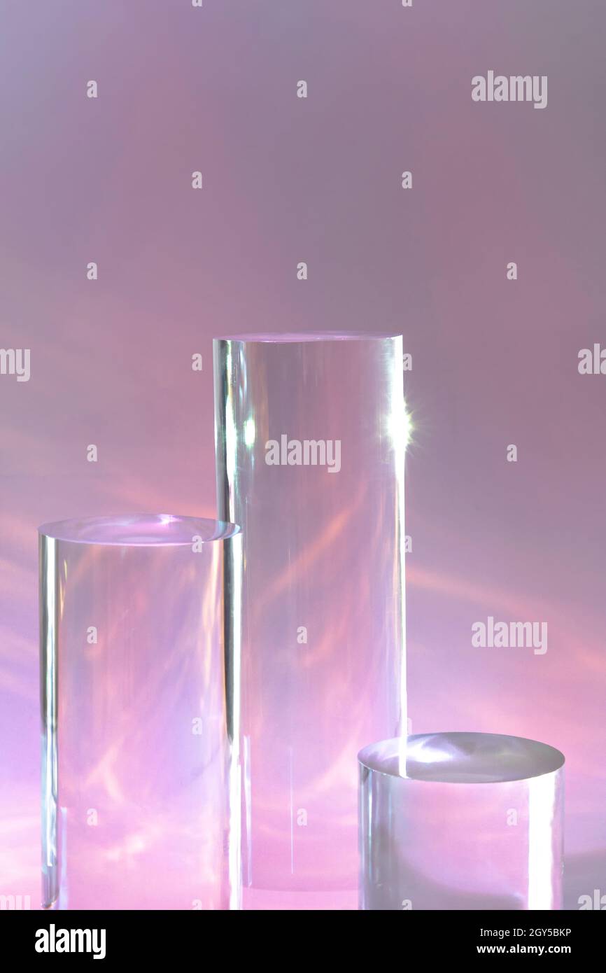 tre podi in vetro chiaro su sfondo rosa pastello Foto Stock