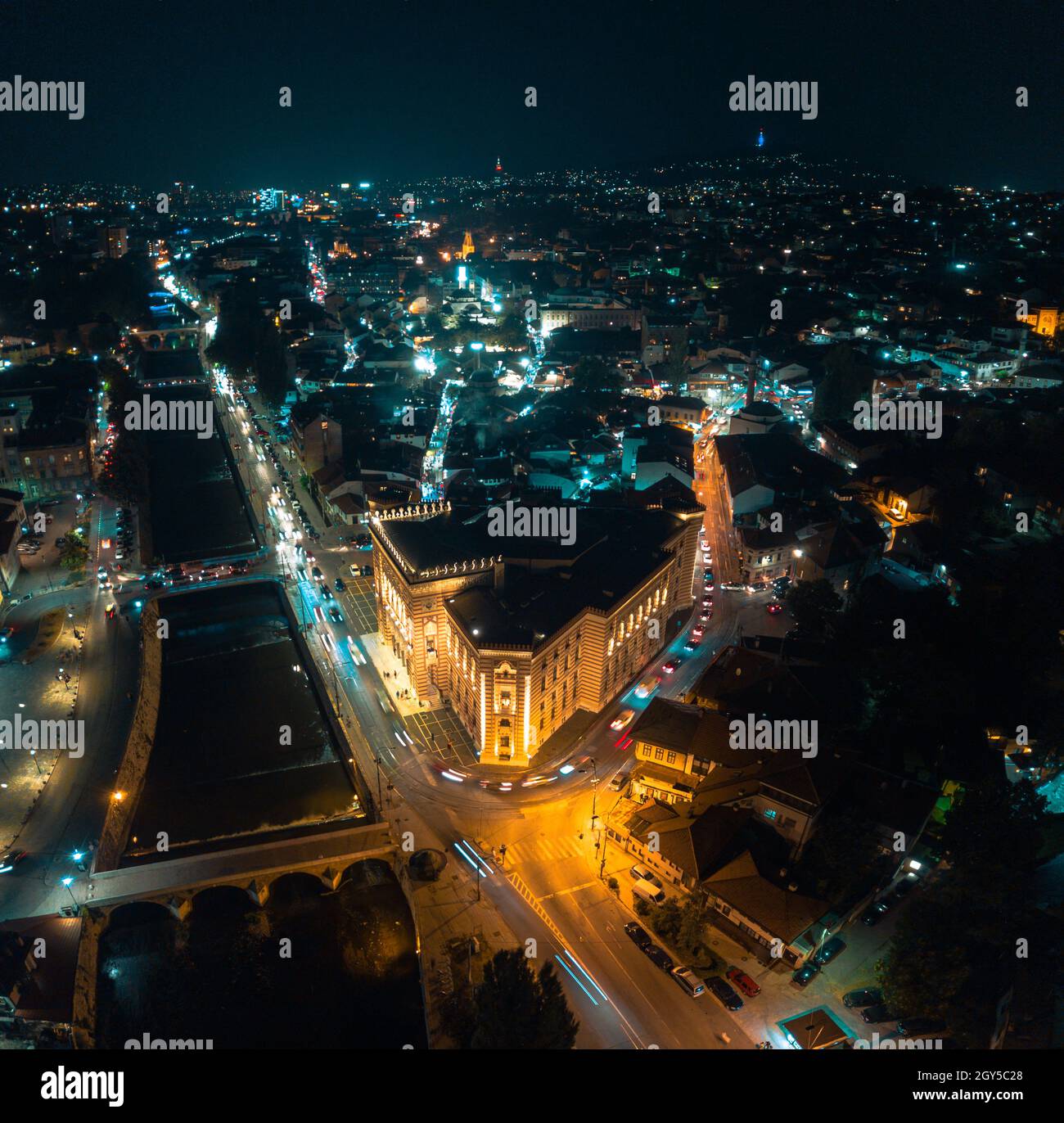 Vista del centro di Sarajevo, del municipio e del fiume Miljacka in serata Foto Stock