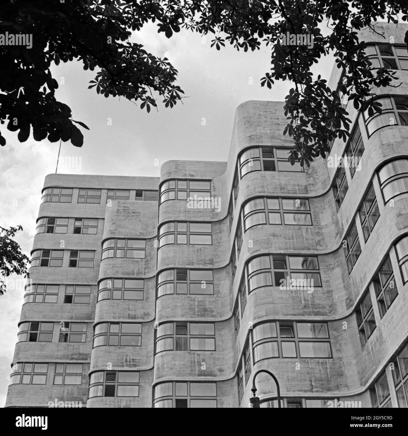 Guscio Das Haus, die zentrale der Rhenania Ossag Mineralölwerke AG, in Berlin am Tiergarten Landwehrkanal, Deutschland 1930er Jahre. La sede della filiale tedesca della Shell Oil, a Tiergarten di Berlino, Germania 1930s. Foto Stock