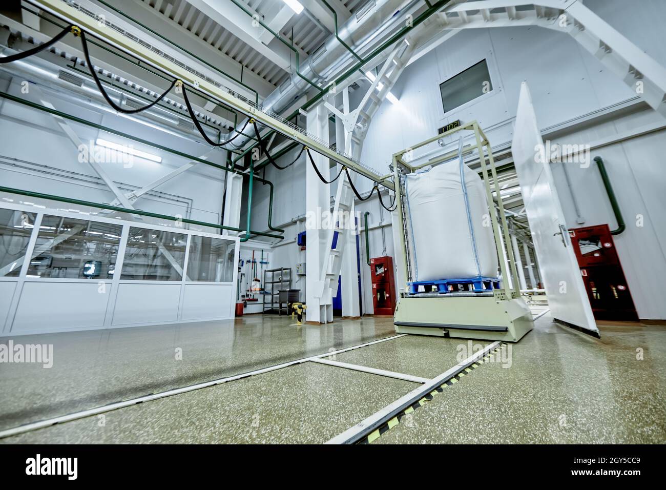 un sacco grande di latte in polvere dopo la lavorazione del siero di latte presso la fabbrica di trasformazione del latte. Foto Stock