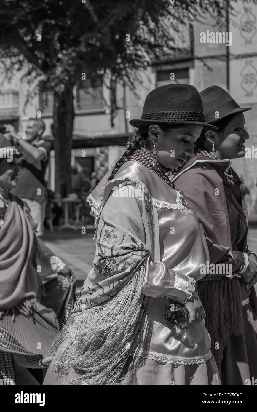 Foto in bianco e nero da danzatori popolari in Ecuador costumi al festival folk Mayor a Montblanc Spagna Foto Stock
