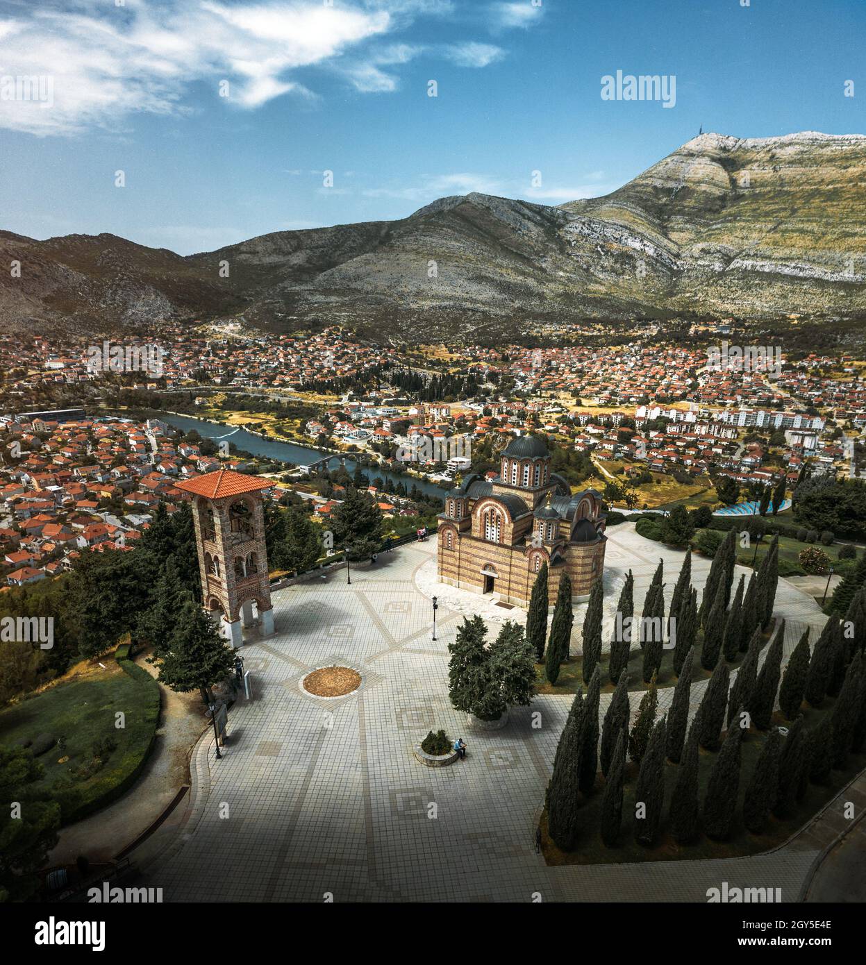 Vista del monastero ortodosso di Hercegovacka Gracanica sulla cima della collina Foto Stock