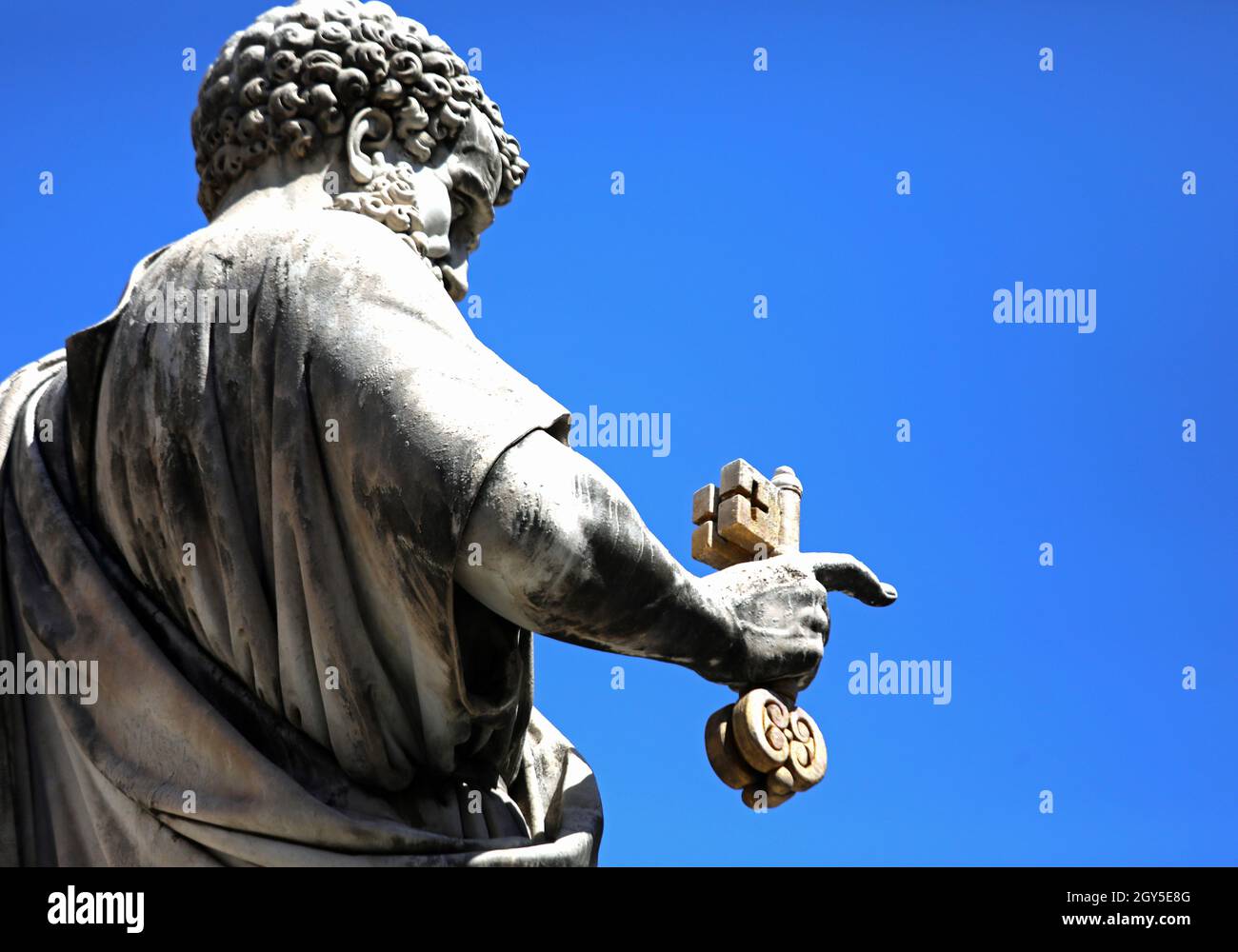 Statua raffigurante San Pietro in Vaticano e la mano che tiene le chiavi d'oro del Paradiso secondo la tradizione cristiana Foto Stock