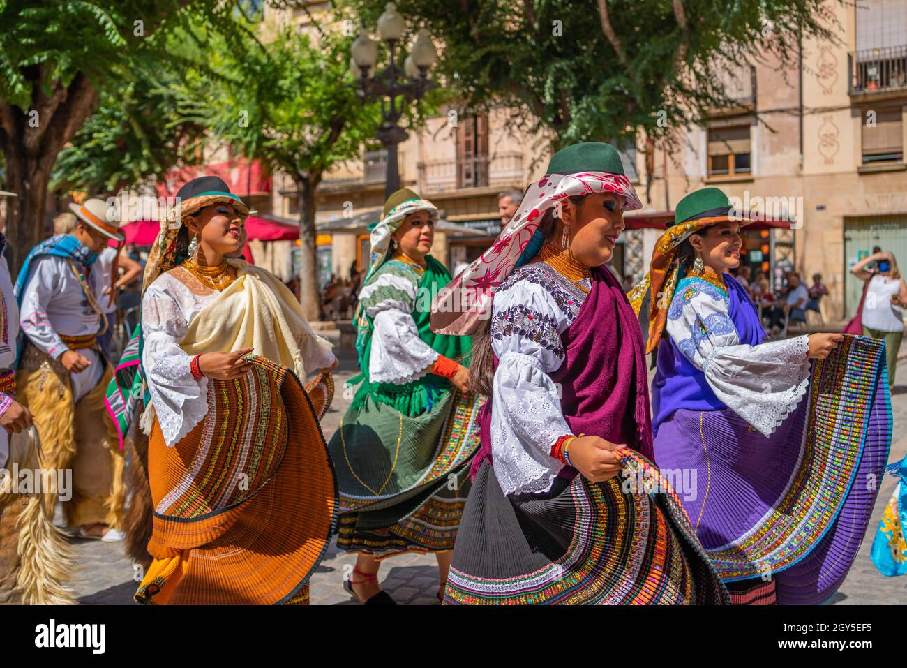 Ballerini popolari in Ecuador costumi al festival folk Mayor a Montblanc Spagna Foto Stock