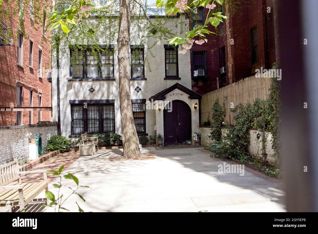 New York, NY, USA - 6 ottobre 2021: Piccola sinagoga conservatrice al 11 e 11th St Foto Stock