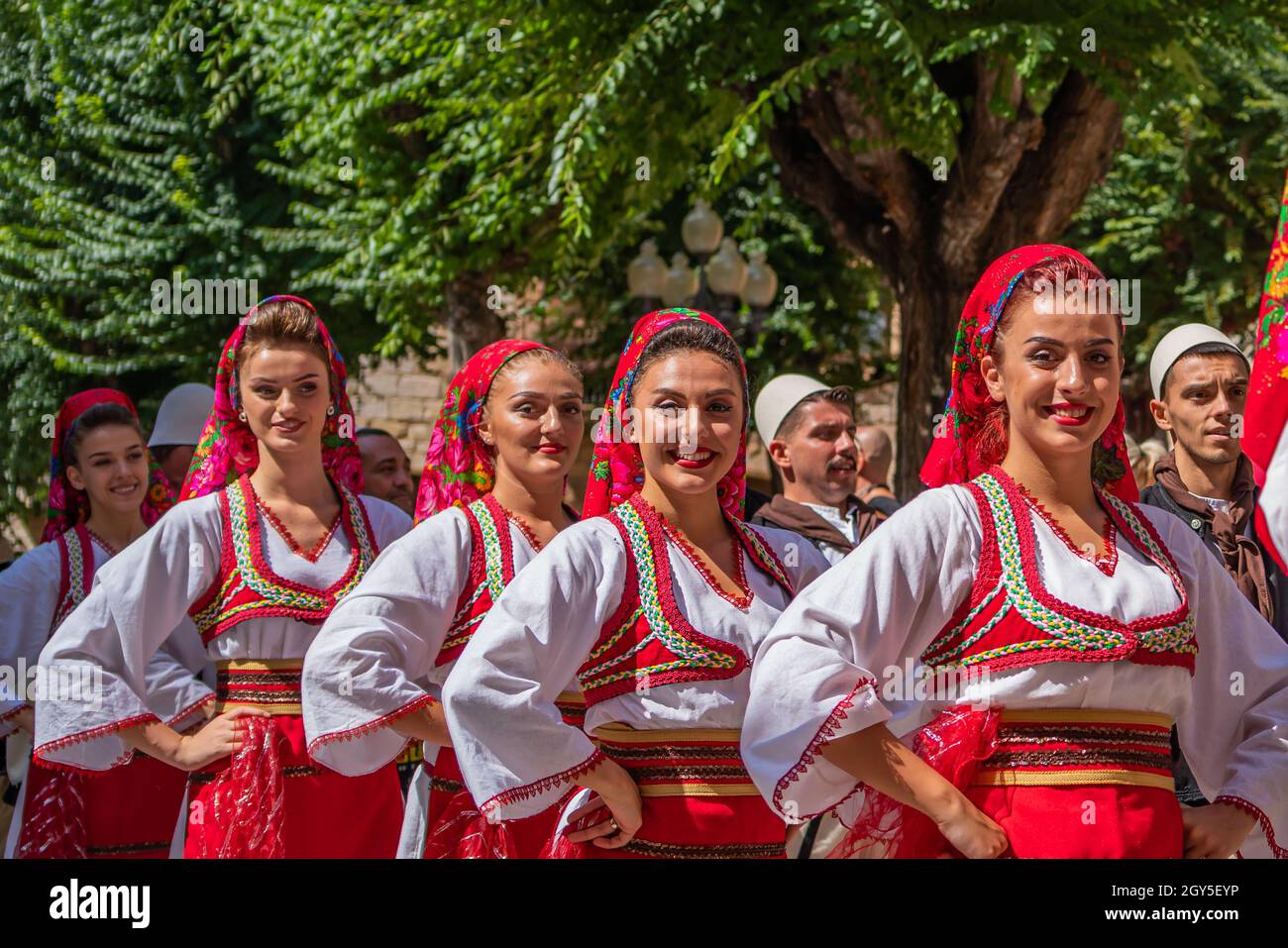 Danza popolare dalla Macedonia in un festival folk di strada a Montblanc, Festival Mayor Foto Stock